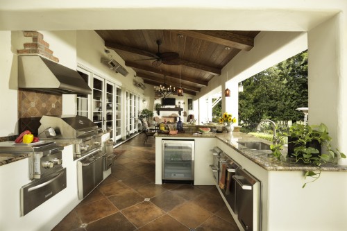 Outdoor Kitchen/Loggia traditional patio